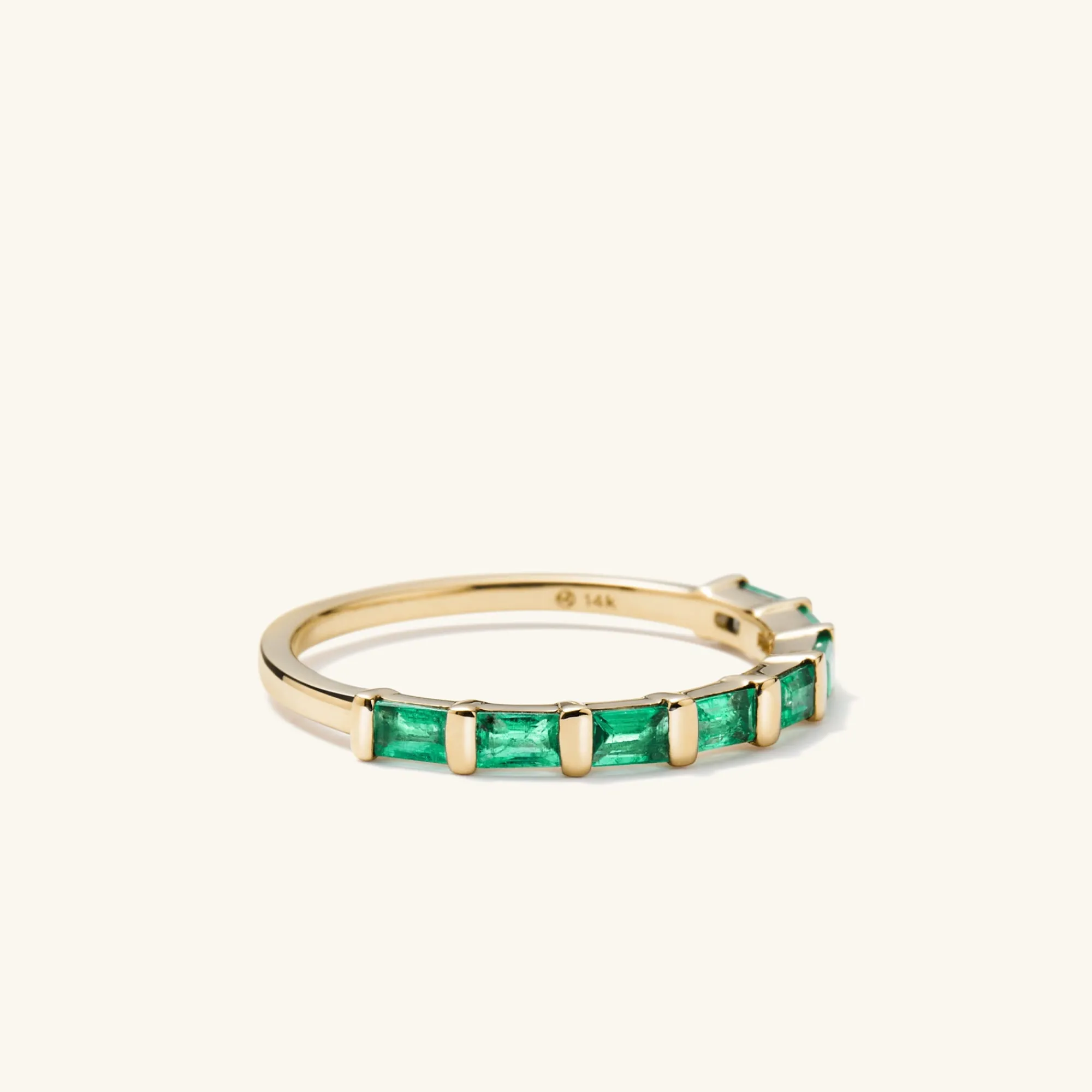 Ringe | Kombinierbare Ringe | Mejuri Baguette Emerald Half Eternity Band