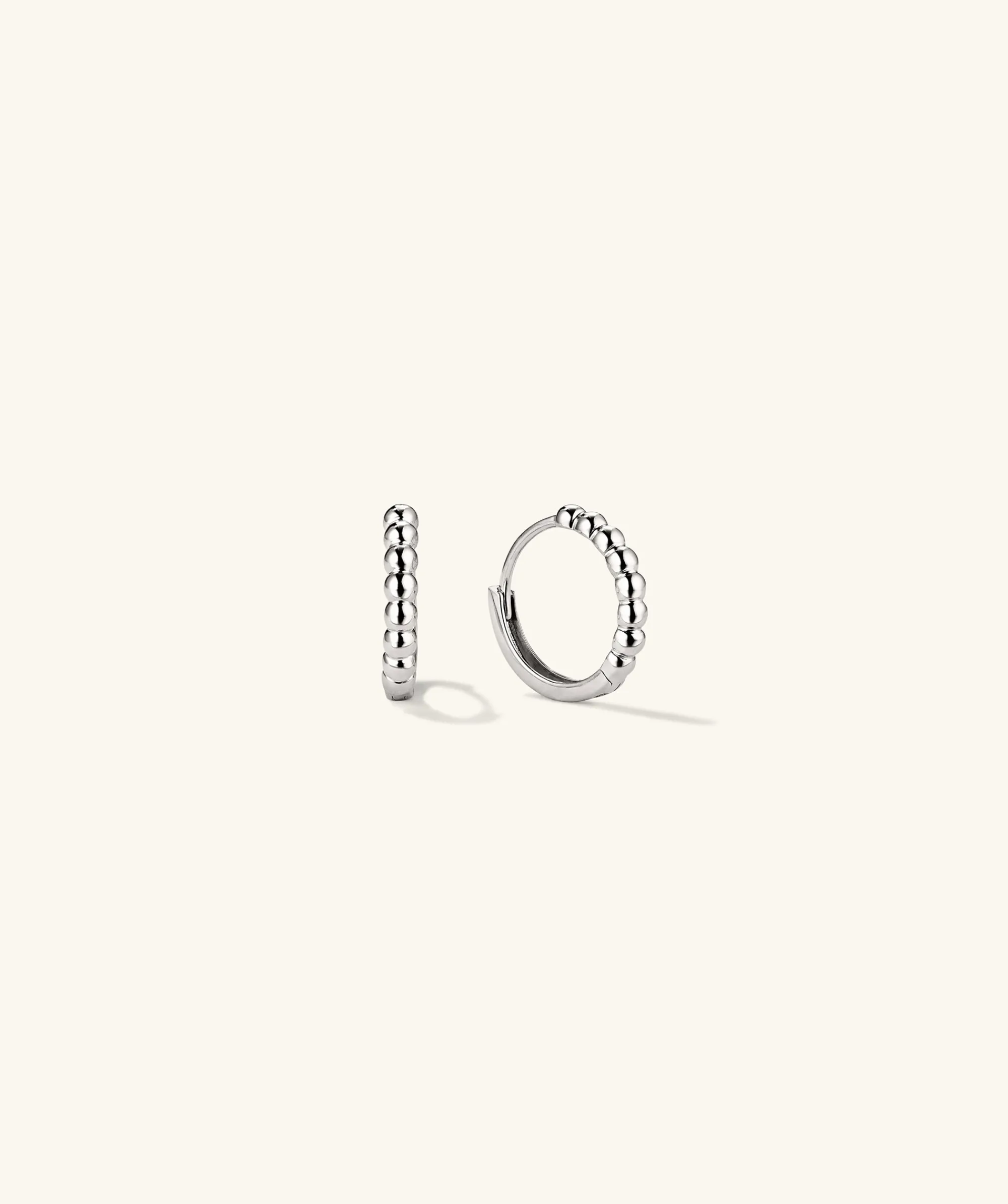 Creolen | Mejuri Beaded Huggie Hoops 14kWhiteGold