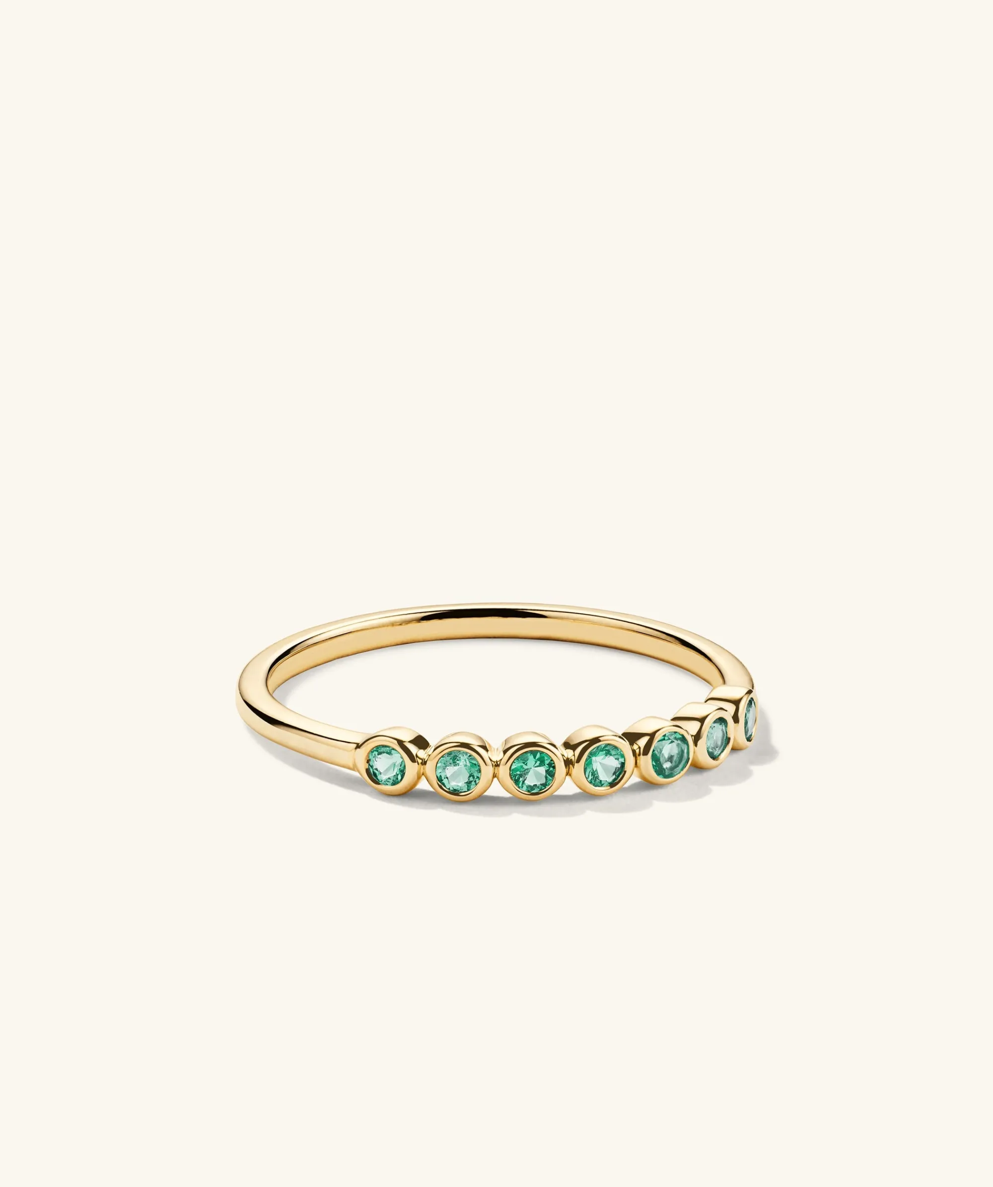 Ringe | Kombinierbare Ringe | Mejuri Bezel Emerald Half Eternity Band