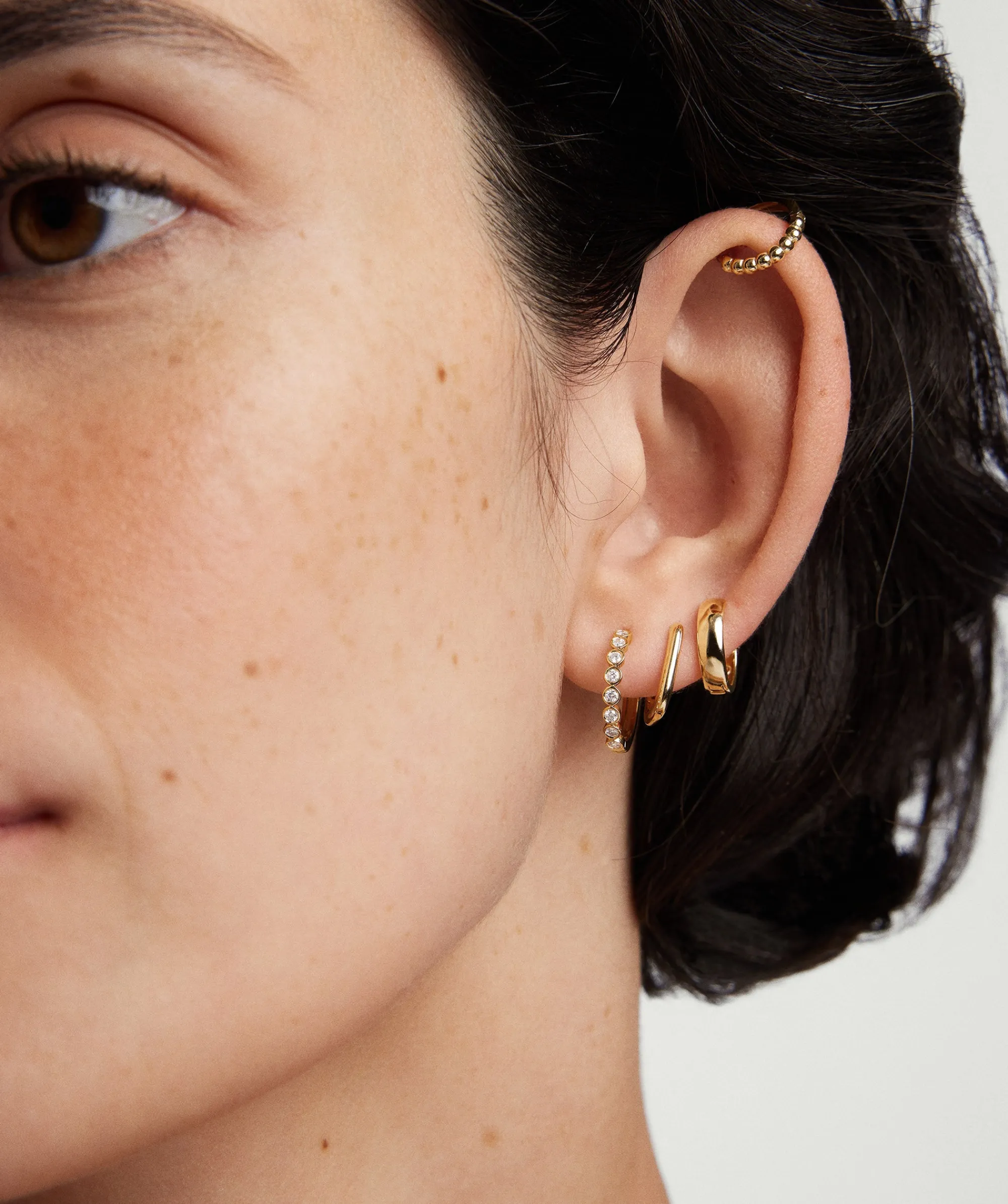 Ohrringe | Creolen | Mejuri Bezel Lab Grown Diamond Small Hoops 14kYellowGold