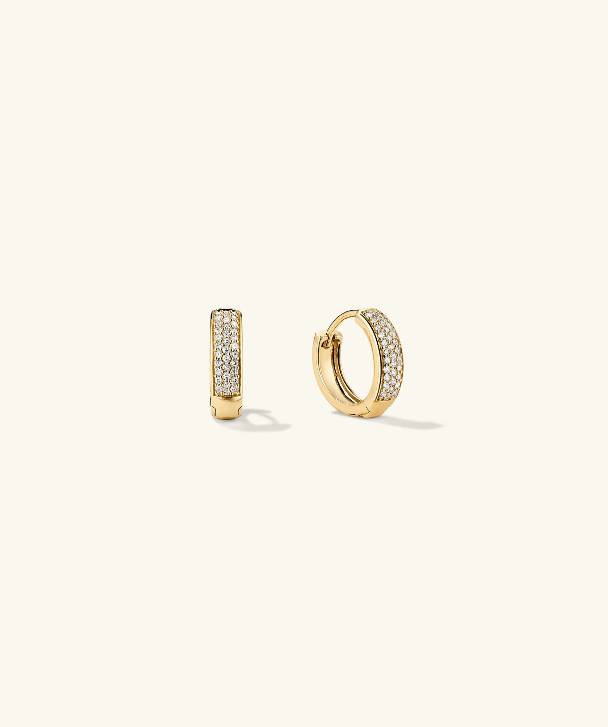 Ohrringe | Creolen | Mejuri Bold Pavé Diamond Huggie Hoops 14kYellowGold