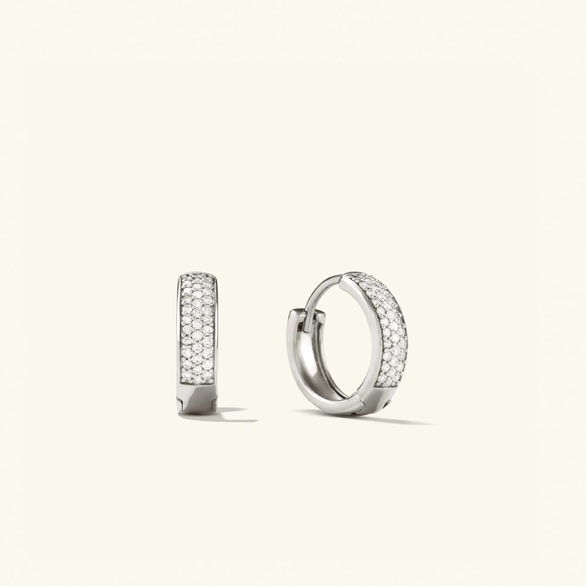 Ohrringe | Creolen | Mejuri Bold Pavé Diamond Huggie Hoops 14kWhiteGold