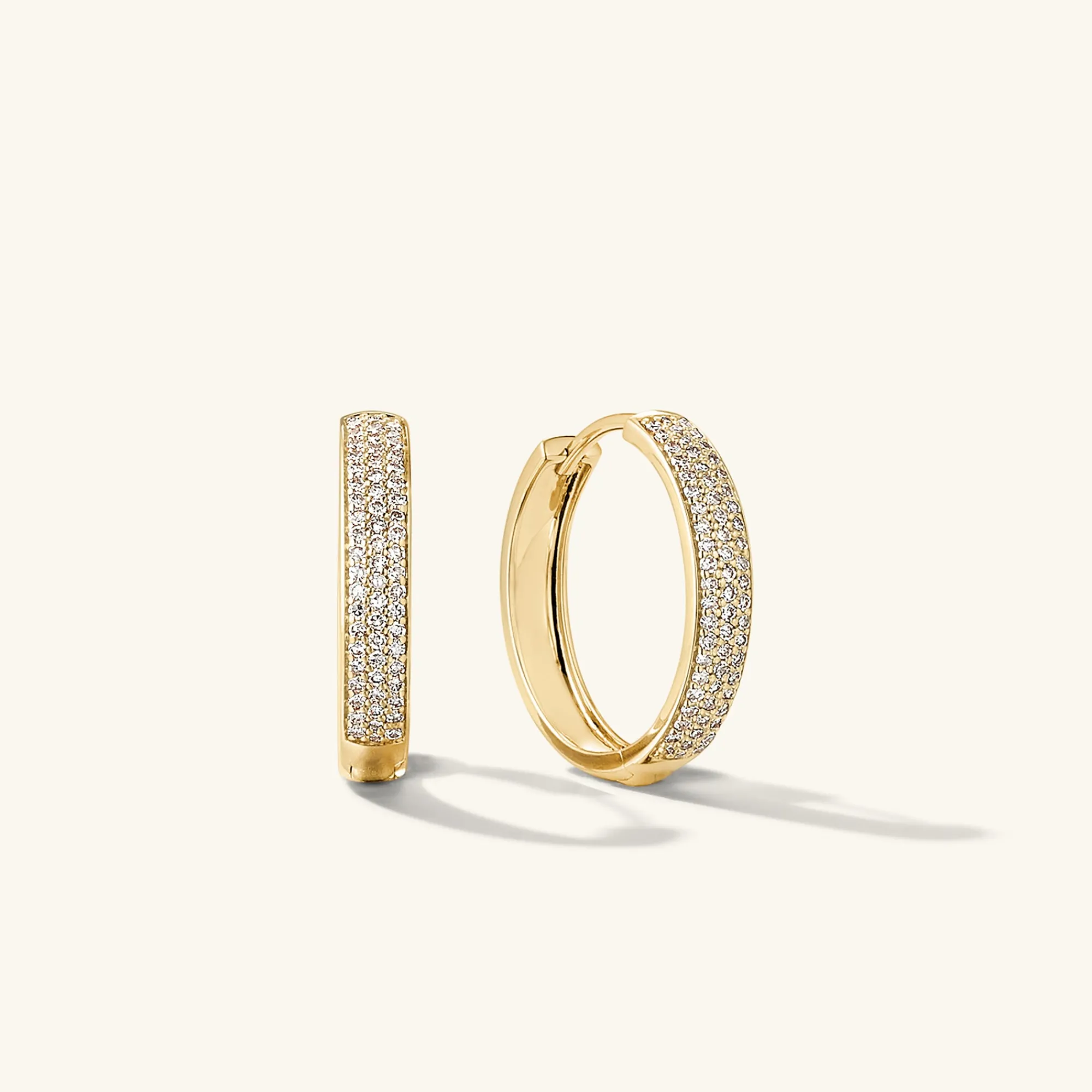 Ohrringe | Creolen | Mejuri Bold Pavé Diamond Medium Hoops 14kYellowGold