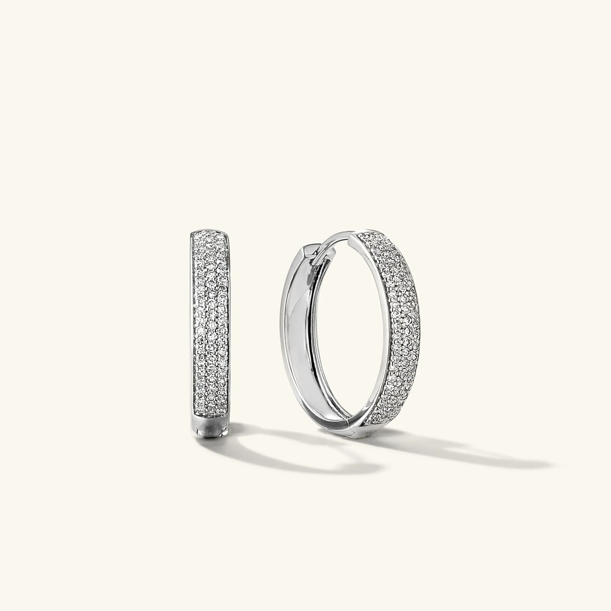 Ohrringe | Creolen | Mejuri Bold Pavé Diamond Medium Hoops 14kWhiteGold