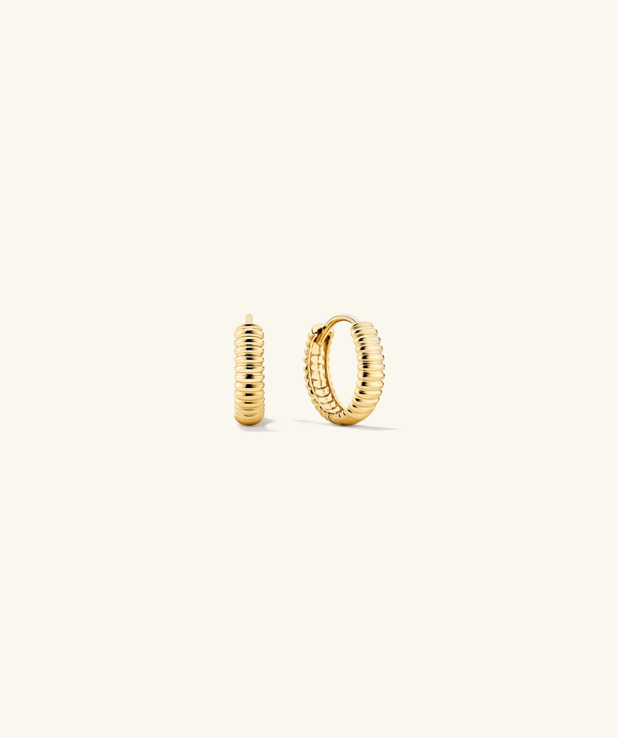 Ohrringe | Creolen | Mejuri Bold Texture Huggie Hoops 14kYellowSalmonGold