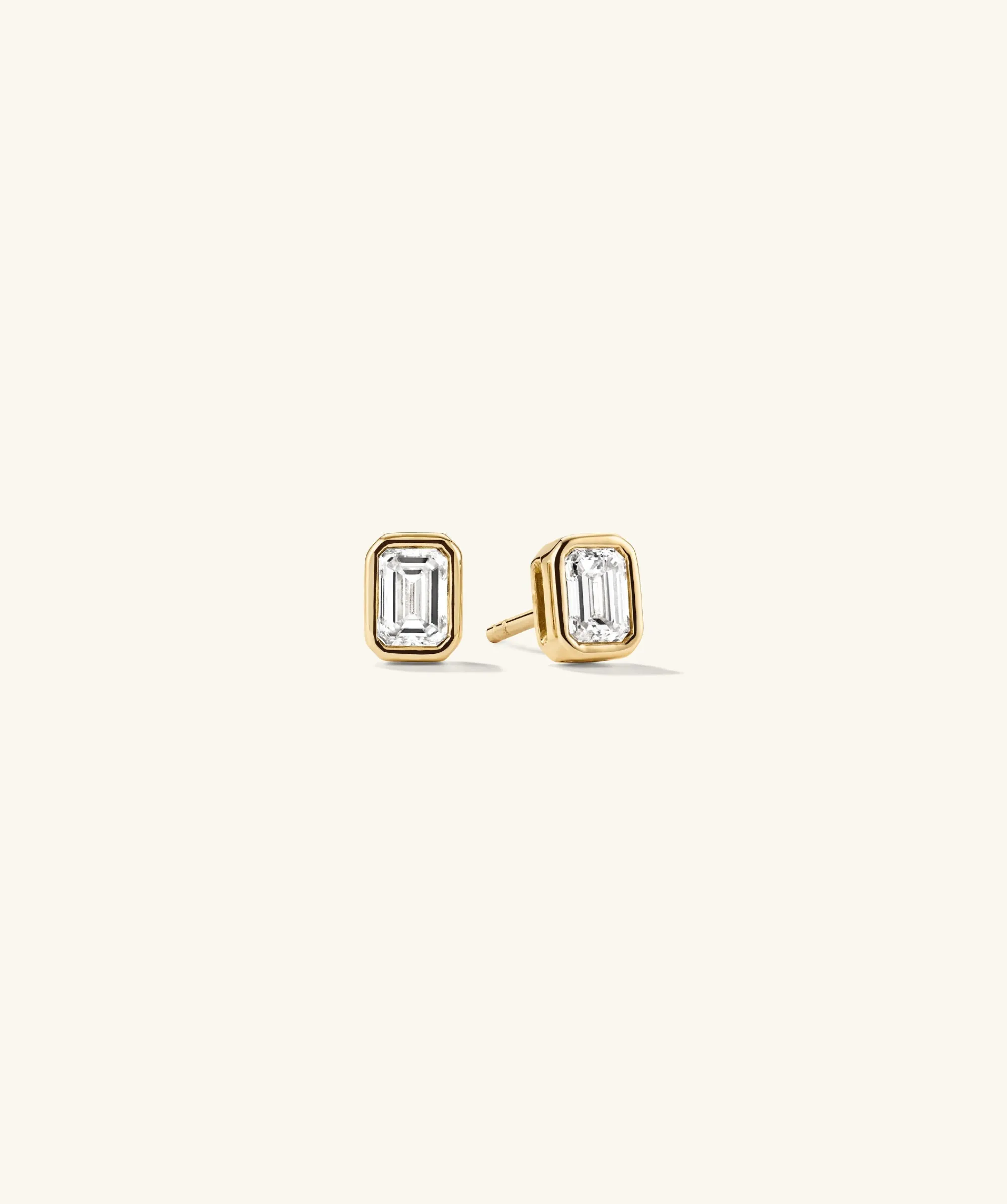 Ohrstecker | Mejuri Lab Grown Diamond Emerald Cut Studs 14kYellowGold