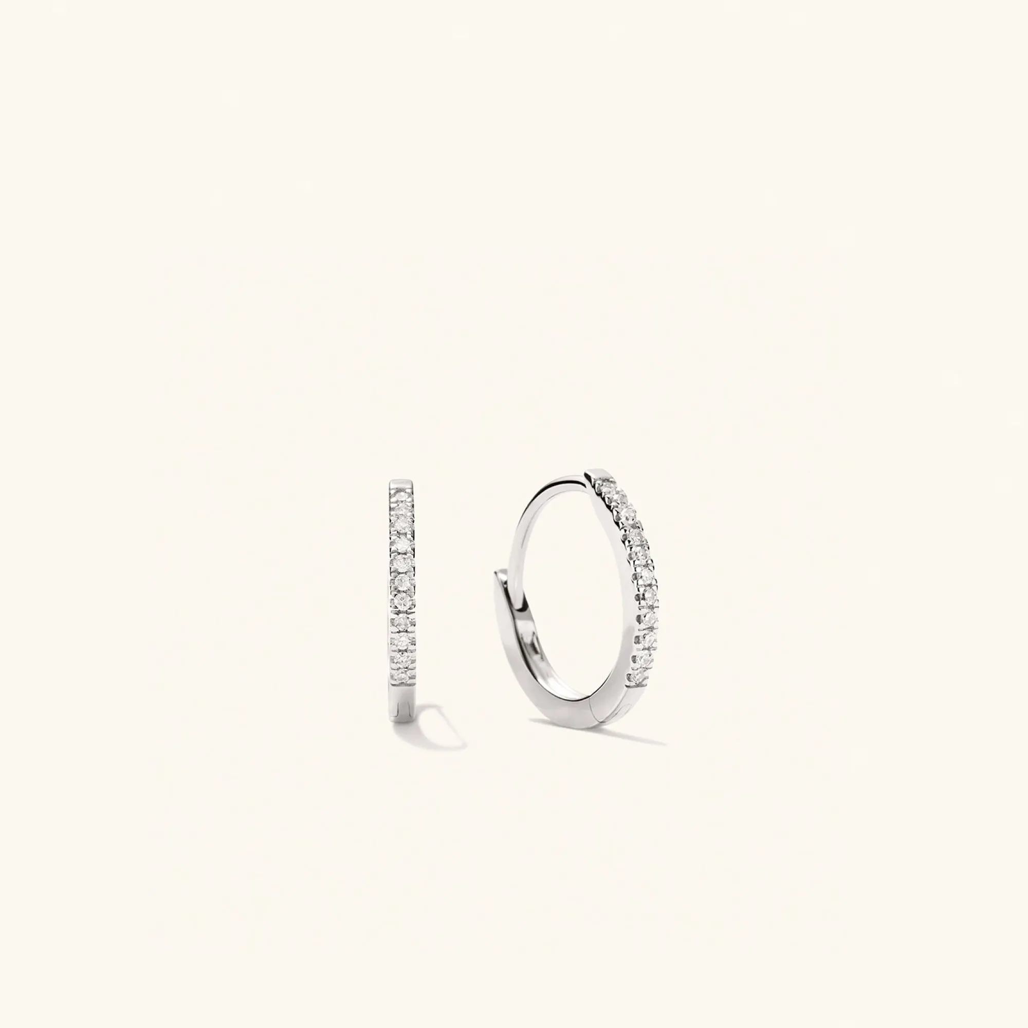 Ohrringe | Creolen | Mejuri Pavé Diamond Huggie Hoops 14kWhiteGold