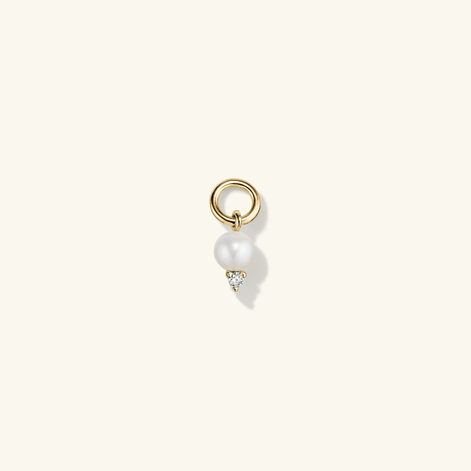 Creolenanhänger | Mejuri Single Diamond and Pearl Hoop Charm 14kYellowGold